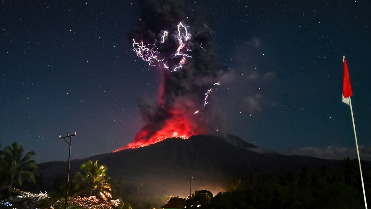 Vulcão na Indonésia entra em erupção e emite coluna de fumaça de 10 km de altura