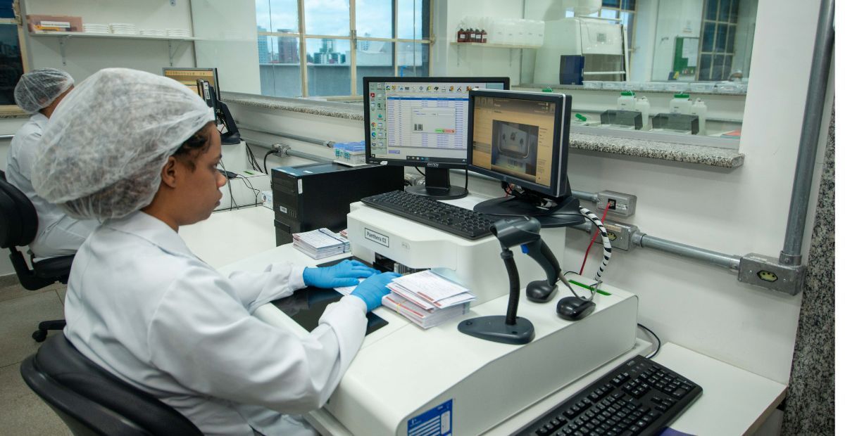 Teste do pezinho ampliado: Minas detecta primeiro caso de bebê com imunodeficiência combinada grave