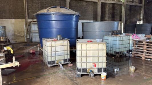 Local da produção clandestina de bebidas alcoólicas em Pernambuco