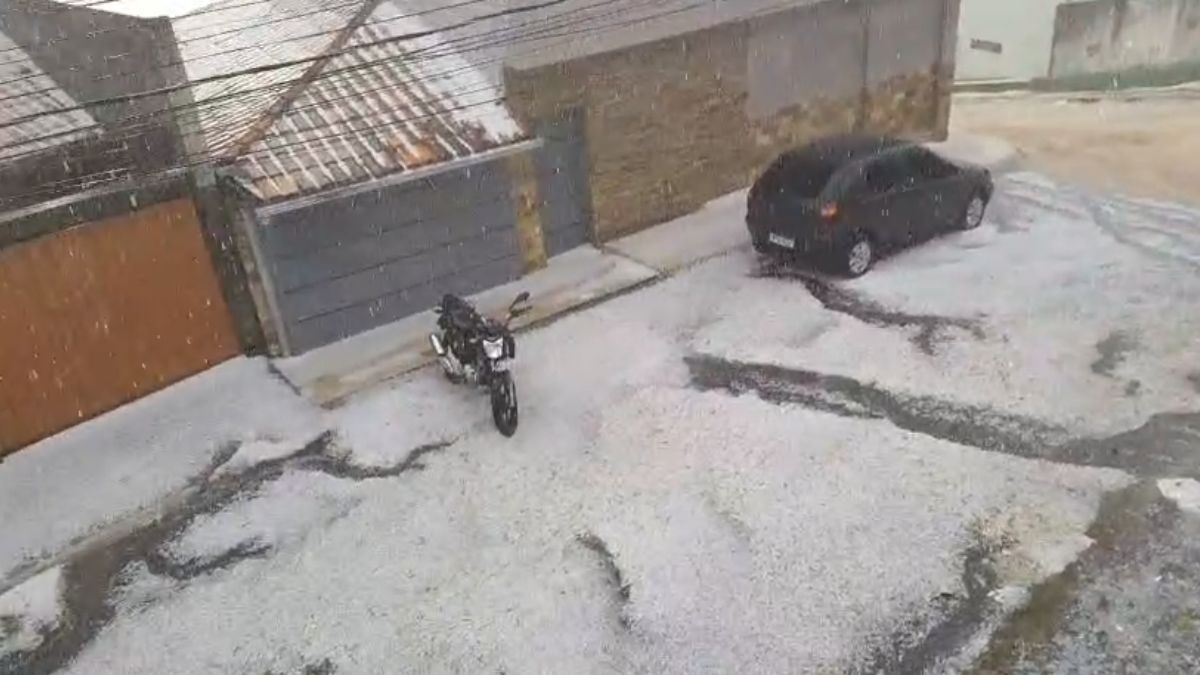 Vídeo: granizo cobre ruas e impressiona moradores da Grande BH: 'Parece neve'