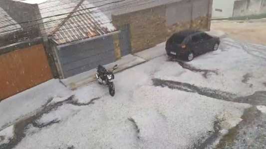 Granizo cobre ruas e impressiona moradores Grande BH: 'Parece neve'