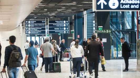 Pessoas em aeroporto