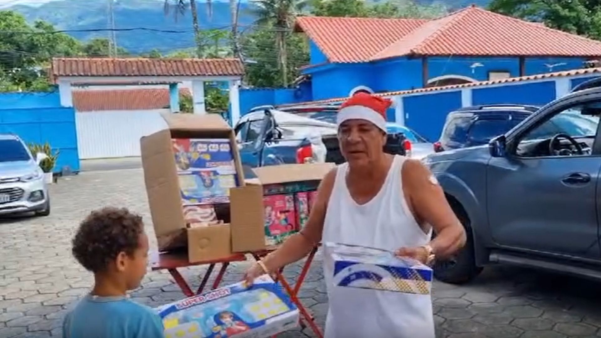Solidariedade: Zeca Pagodinho distribui presentes de Natal em Duque de Caxias