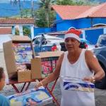 Solidariedade: Zeca Pagodinho distribui presentes de Natal em Duque de Caxias