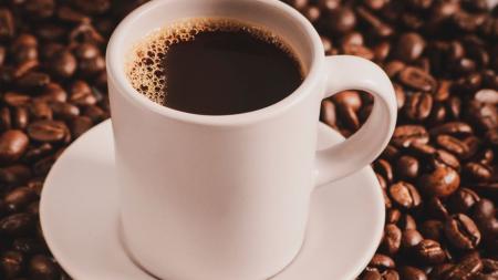 Xícara de café e grãos