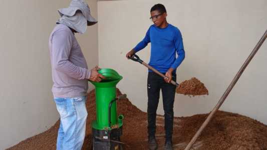 Duas pessoas pegando compostos orgânicos