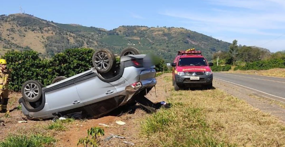 Motorista tenta desviar de cachorro e capota carro em rodovia de MG