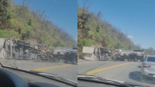 Imagens enviadas à Itatiaia mostram parte de um dos caminhões tombada na rodovia.