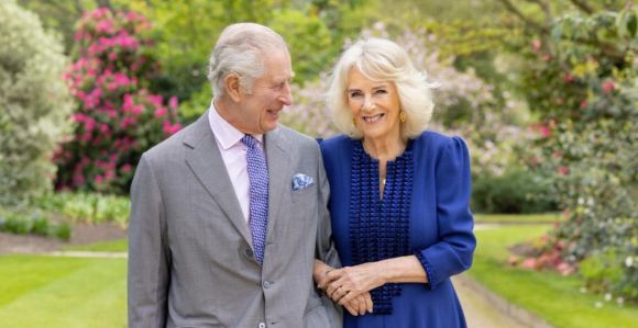 Rei Charles III ao lado da rainha consorte Camilla