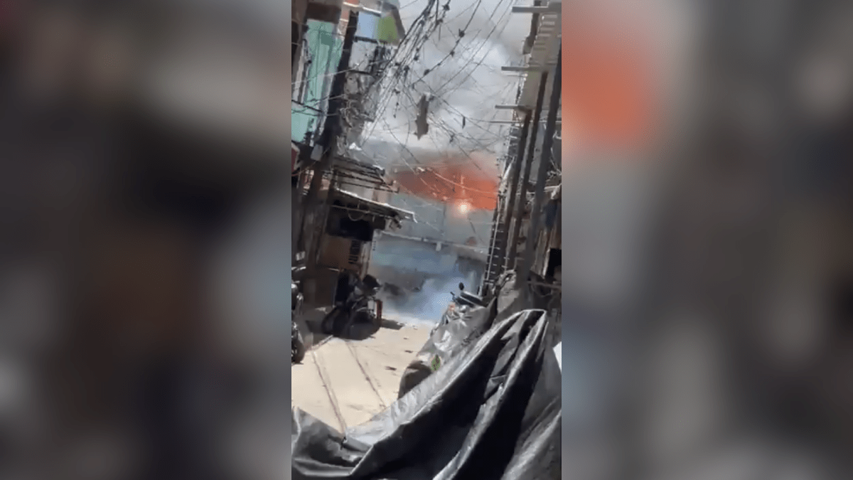 Vídeo: fogos de artifício causam incêndio na Maré, no RJ; imagens impressionam