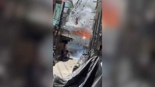 O incêndio atingiu imóveis no Complexo da Maré, zona norte do Rio de Janeiro