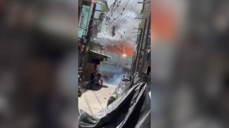 O incêndio atingiu imóveis no Complexo da Maré, zona norte do Rio de Janeiro
