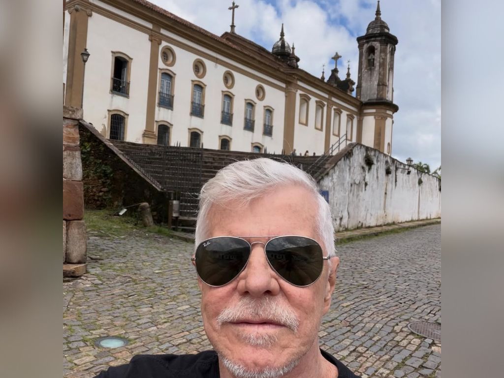 Miguel Falabella visita Ouro Preto e compartilha registro na Praça Tiradentes