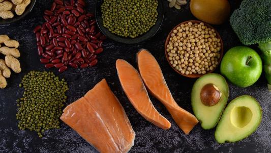 Peixe, grãos e frutas