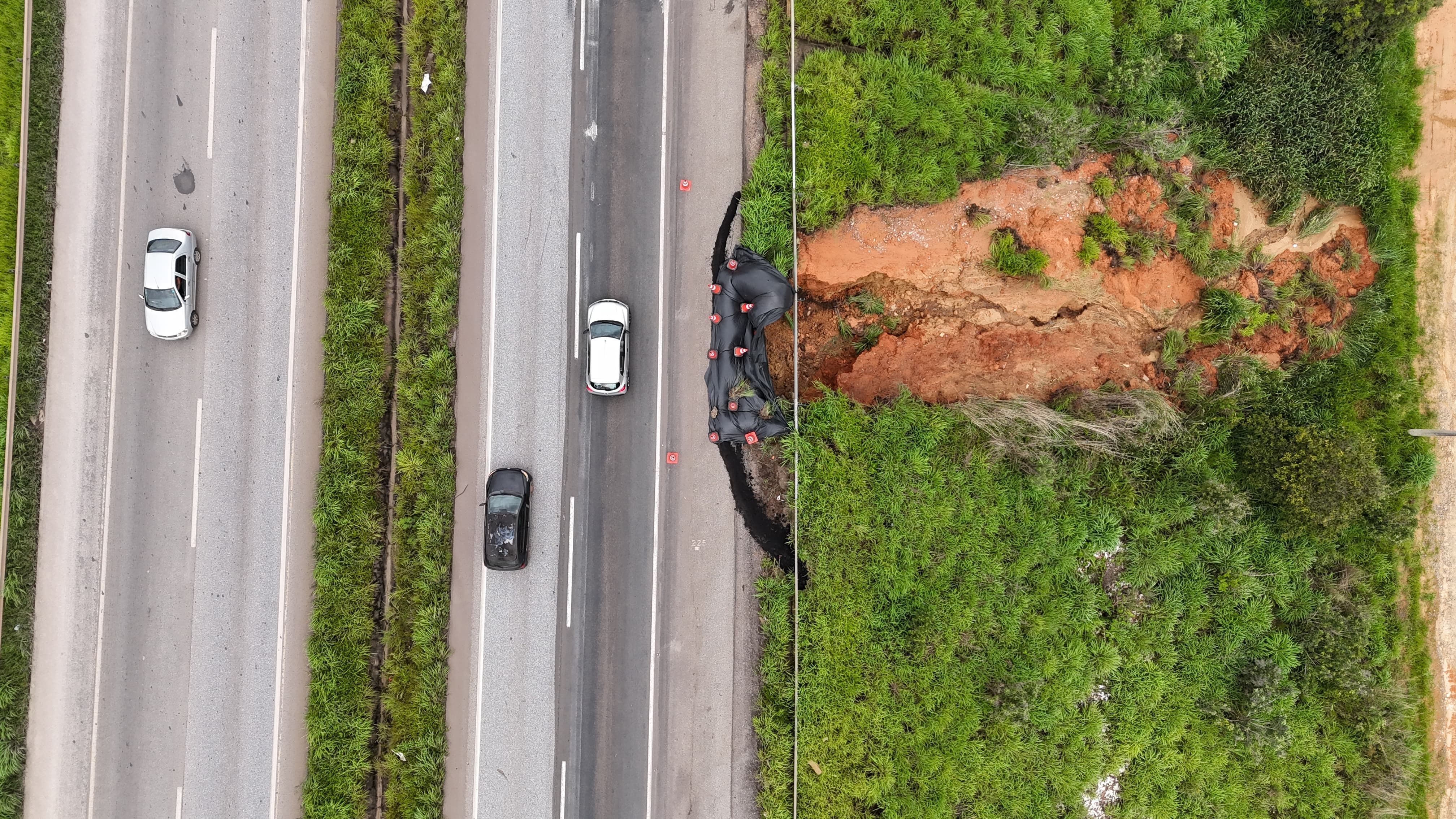 Vídeo: deslizamento de terra deixa trecho da BR-040 ‘flutuando’