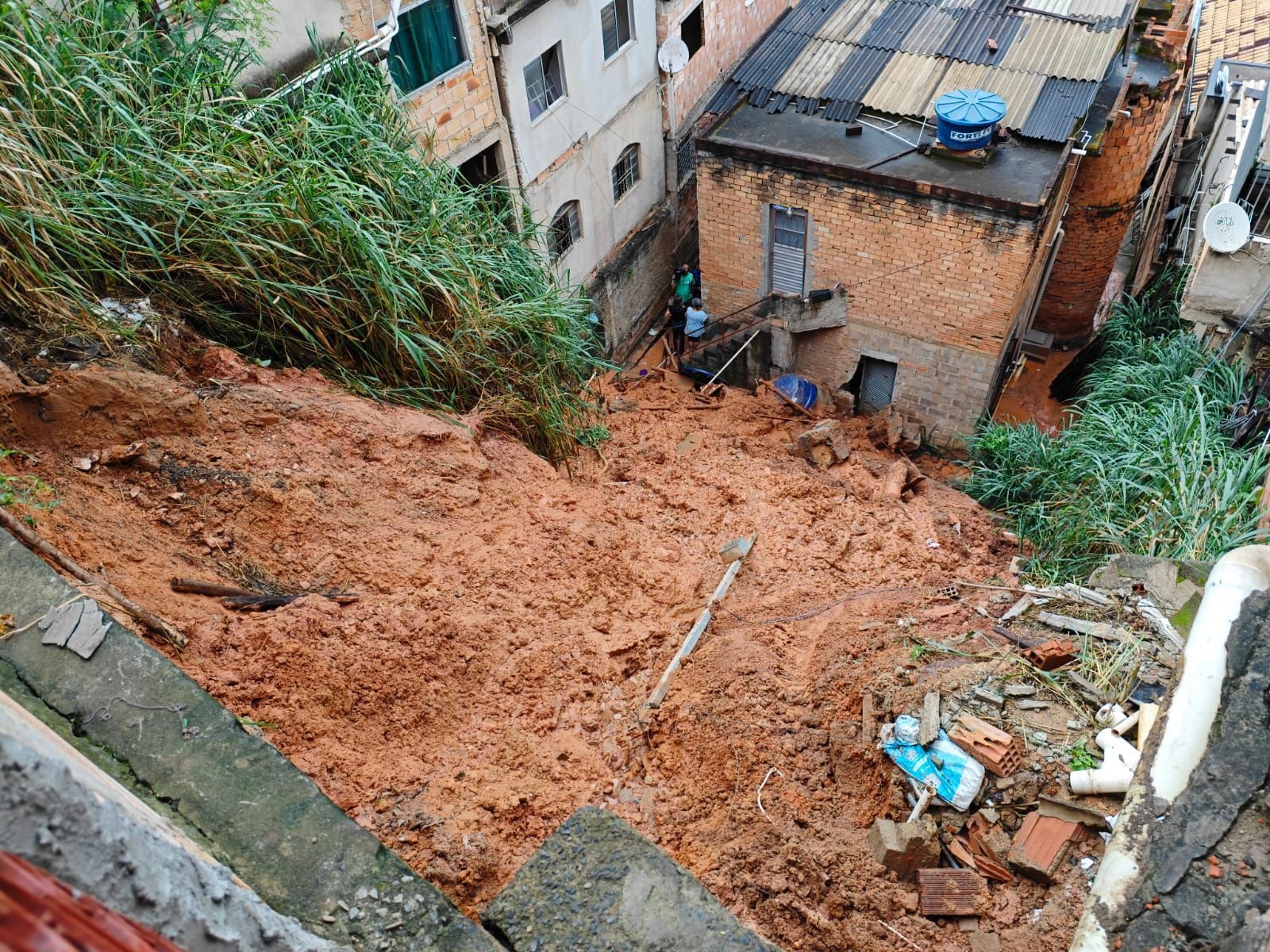 Chuva em BH: casas são atingidas por um deslizamento de terra no Aglomerado da Serra