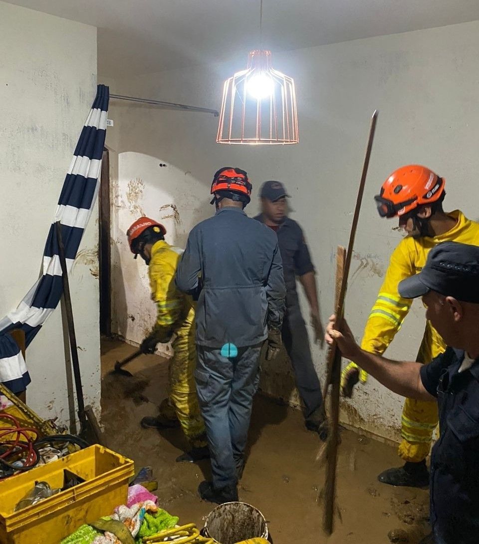 Bombeiros buscam por menino de 6 anos levado por enxurrada, em SP