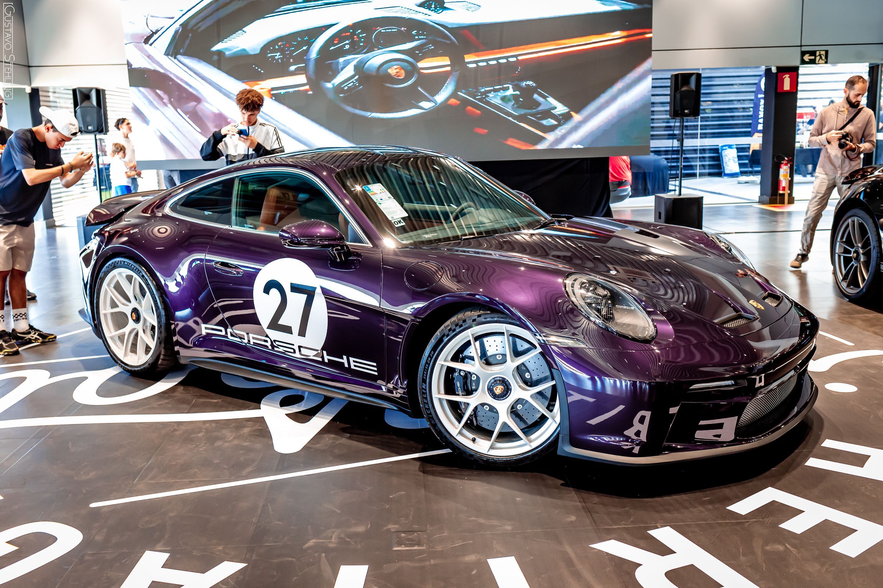 Edição especial 911 S/T atrai centenas para o Porsche Center BH