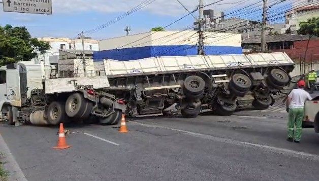 Carreta é destombada após quase 15 horas na Avenida Amazonas, em BH