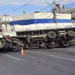 Carreta é destombada após quase 15 horas na Avenida Amazonas, em BH