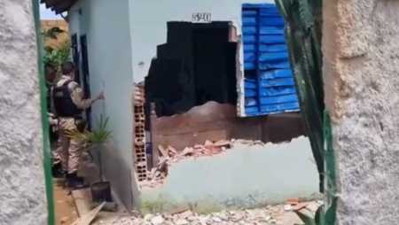 Foto mostra casa destruída após idosa denunciar traficante em Teófilo Otoni (MG)