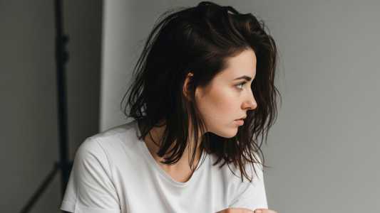 Desvios de olhar e outros sinais: decifre a linguagem corporal! Explore os significados de diferentes tipos de olhares e como a psicologia interpreta a comunicação não verbal