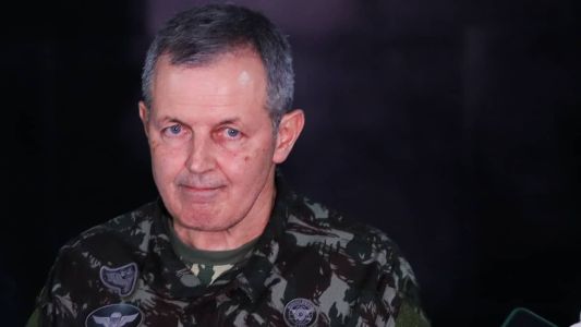 Desvios de conduta são “repudiados e corrigidos”, diz comandante do Exército em cerimônia com Moraes.