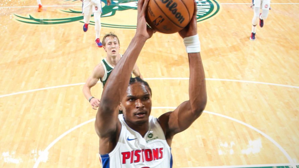 Pistons batem Bucks, alcançam 12ª vitória seguida e se aproximam de marca dos 'Bad Boys'