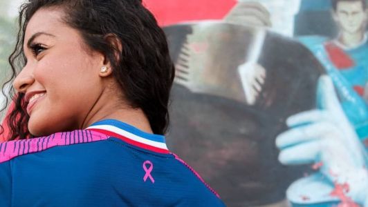 Detalhes de camisas do Outubro Rosa