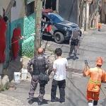 Vídeo: PM e Sejusp colocam detentos para apagar símbolos de facção pichados em BH