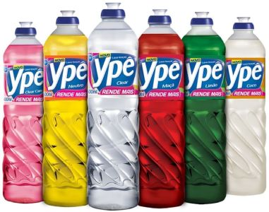 Foto mostra embalagens de detergente Ypê