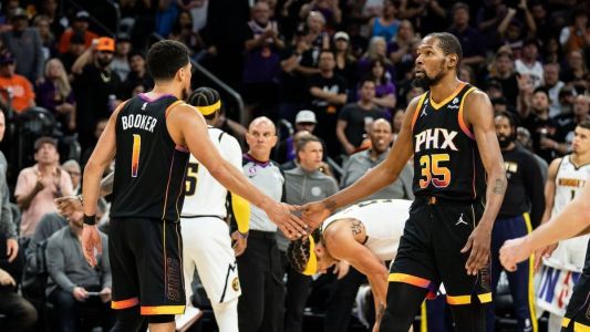 Devin Booker e Kevin Durant , ala-armador e ala do Phoenix Suns