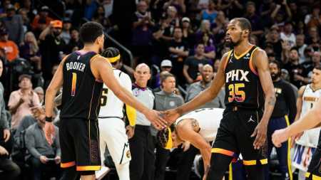 Devin Booker e Kevin Durant , ala-armador e ala do Phoenix Suns