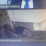 Deyverson aparece deitado na cama e debaixo de coberta em julgamento no STJD