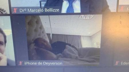 Deyverson aparece deitado em julgamento no STJD