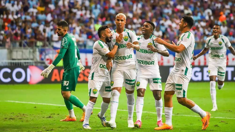Em jogo com expulsão, Cuiabá goleia, respira e complica o Bahia na Série A
