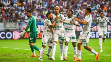 Deyverson, com gol de pênalti, abriu o placar da goleada sobre o Cuiabá