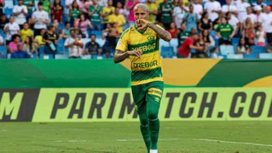 Deyverson comemora gol que fez pelo Cuiabá contra o Fortaleza