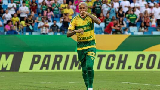 Deyverson comemora gol que fez pelo Cuiabá contra o Fortaleza