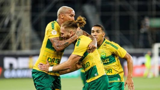 Deyverson comemorando o gol de Isidro Pitta, contra o Botafogo, no Nilton Santos