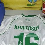 Destaque da Série A presenteia Neymar no vestiário da Arena Pantanal