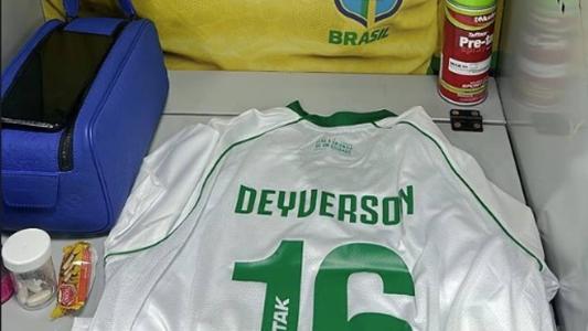Deyverson deixou camisa de presente para Neymar