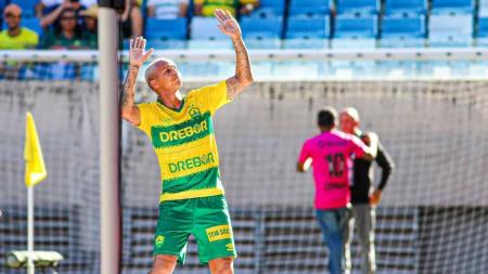Deyverson, do Cuiabá, faz gol contra o Bahia