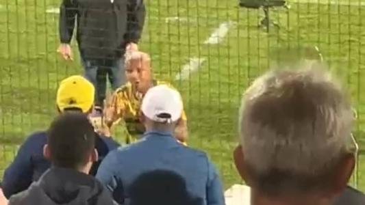 Deyverson durante conversa com a torcida do Cruzeiro na Arena do Jacaré
