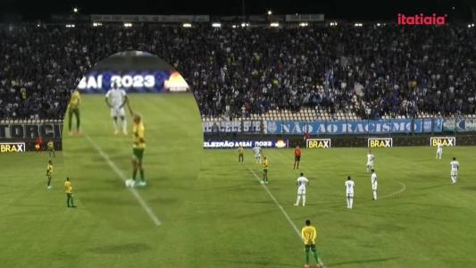 Deyverson ergueu o punho antes do apito inicial para Cruzeiro x Cuiabá