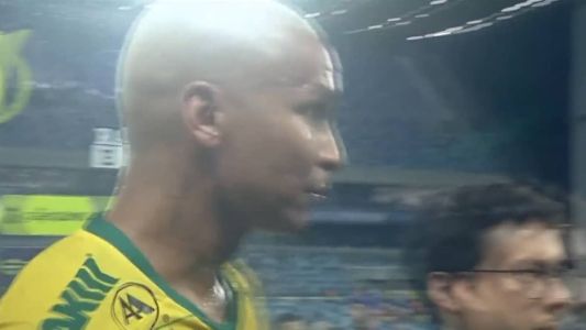 Deyverson estava posicionado para dar entrevista, mas foi retirado após pedido do técnico António Oliveira