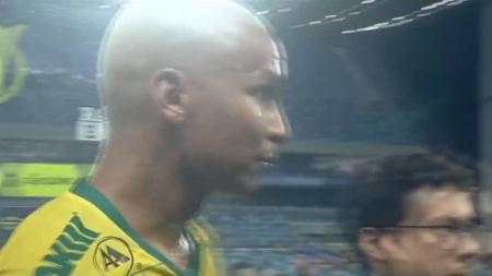 Deyverson estava posicionado para dar entrevista, mas foi retirado após pedido do técnico António Oliveira