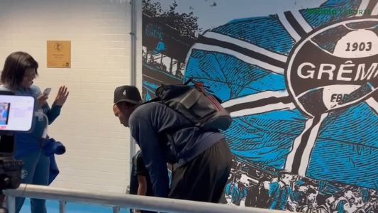 Deyverson ora junto com torcedor mirim do Grêmio
