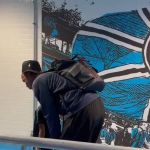 Deyverson atende esposa, ora por fã mirim e é tietado por torcedores do Grêmio; assista