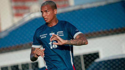 Atacante Deyverson em treino do Fortaleza na temporada 2025